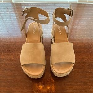 “Soda” brand platform sandals.